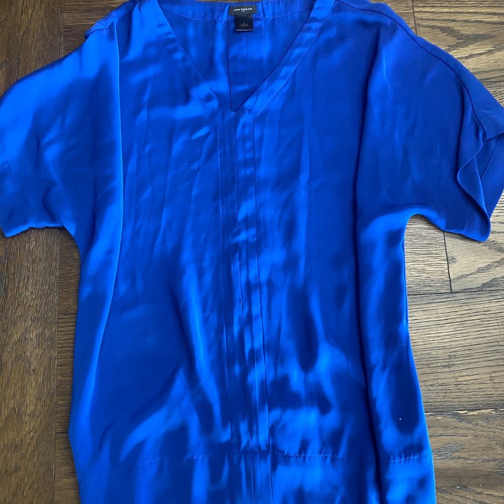 Ann Taylor Loose Fitting V Neck Blouse Blue Size M